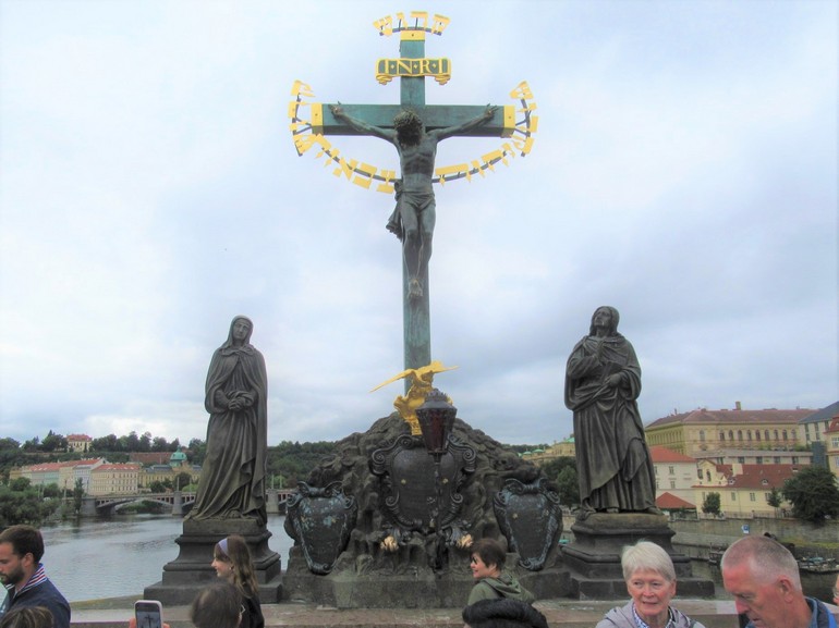 Kruisbeeld met Maria's op Karlsbrug